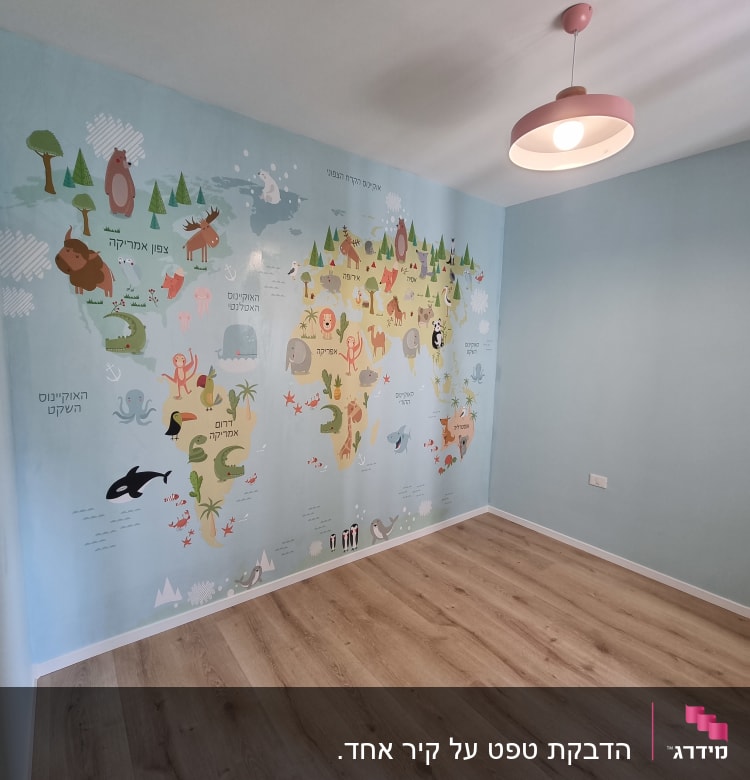 מפת עולם מאוירת עם חיות ויבשות על הקיר